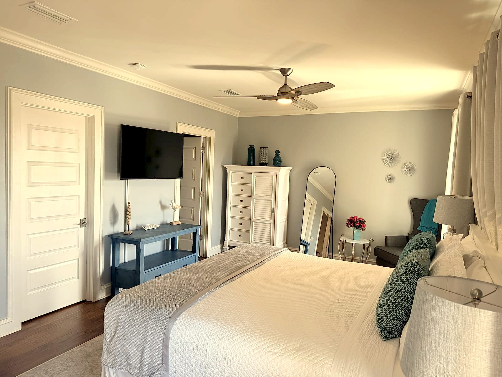 3rd Floor — King Bedroom photo 3